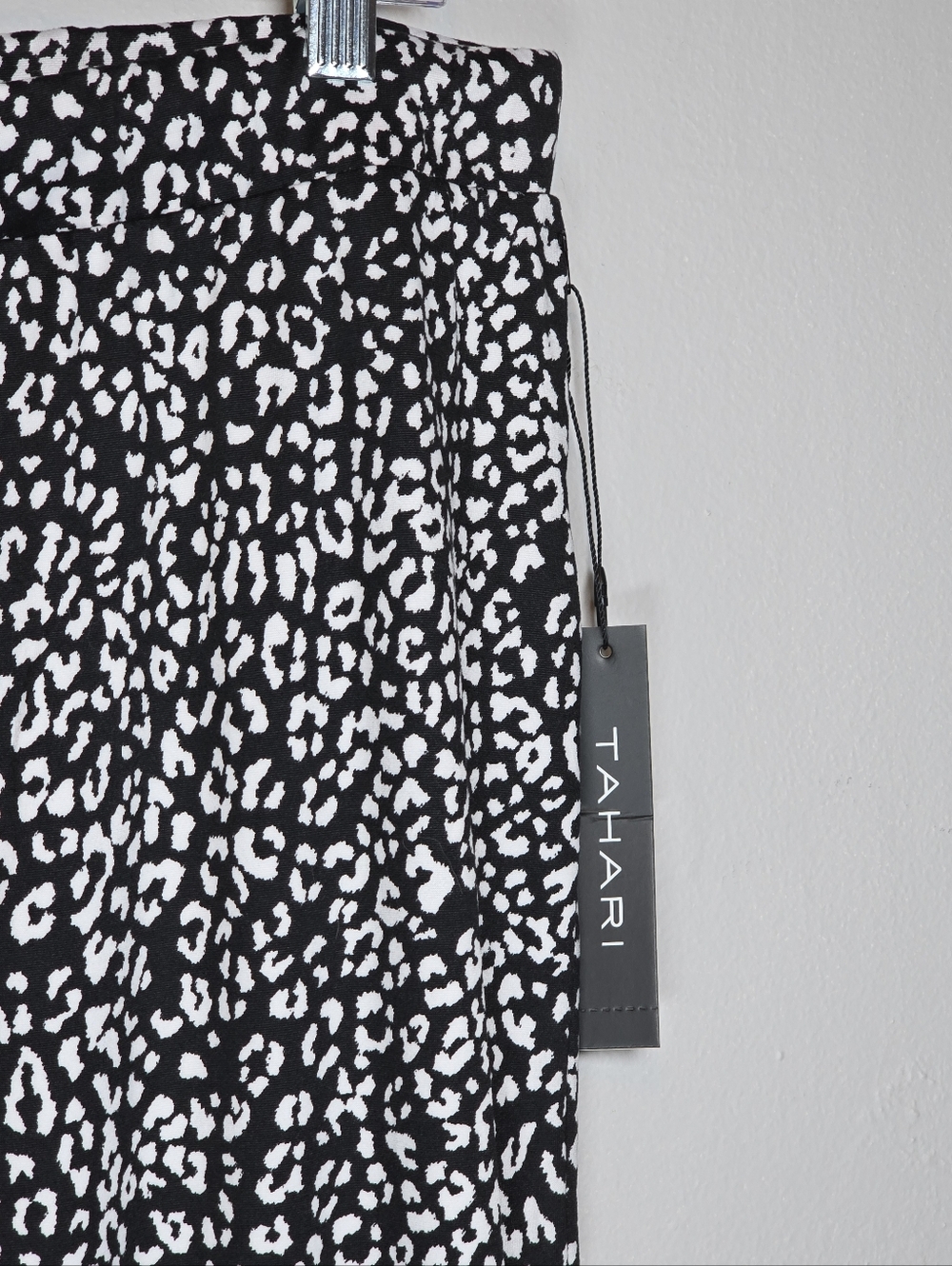NWT Tahari Women's Relaxed Fit Animal Print Jogger Pants XL Black White Chic - Picture 3 of 10